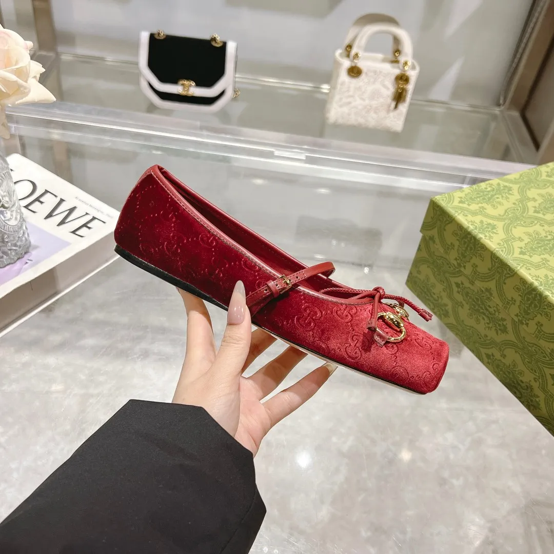 👟👟Ex-factory price 560👟👟 Gucci Horsebit series women's ballet flats. This iconic horsebit ballet flats features a square toe design and elegant bow details, paying tribute to the traditional ballet shoe style. This piece is crafted from Gucci ankh leather and embellished with a light gold-tone horsebit buckle. A 'sacchetto' construction with a soft, padded insole provides a great fit. ✅Size: 35-42 (customized for 40-42) ✅Sole material: Imported Italian genuine leather sole ✅Packaging: Brand new red box packaging